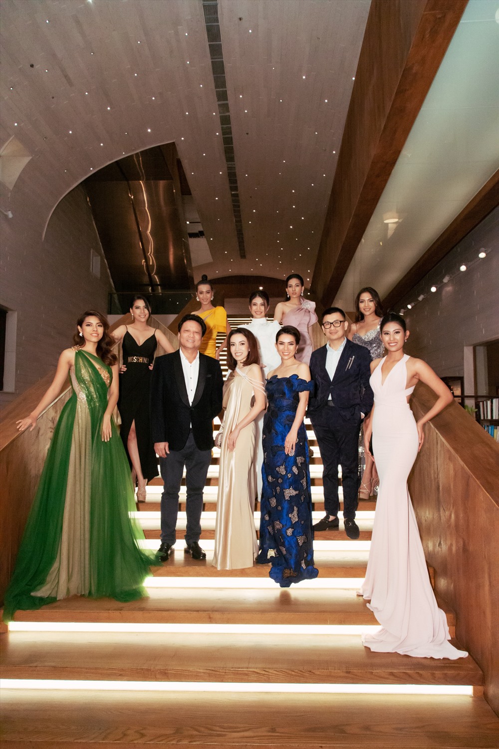 Các thí sinh Miss Universe 2019 toả sáng lộng lẫy trong đêm tiệc. Ảnh: Sang Đào.