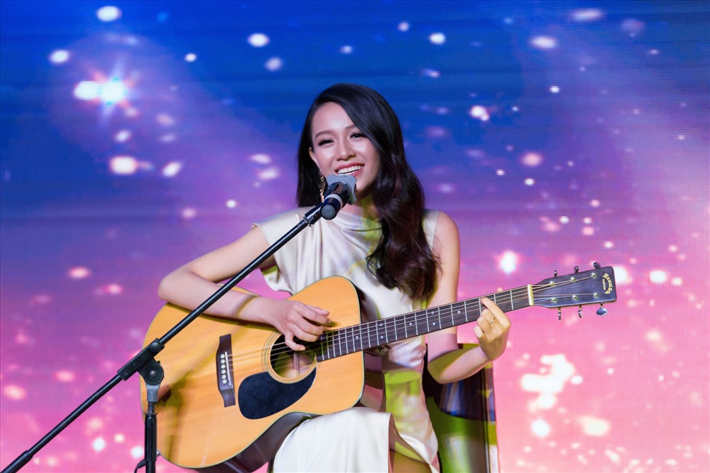 Những tiết mục văn nghệ mang đầy màu sắc của các thí sinh Hoa hậu Hoàn vũ Việt Nam 2019 khiến không khí đêm tiệc thêm phần sôi động. Ảnh: Sang Đào.