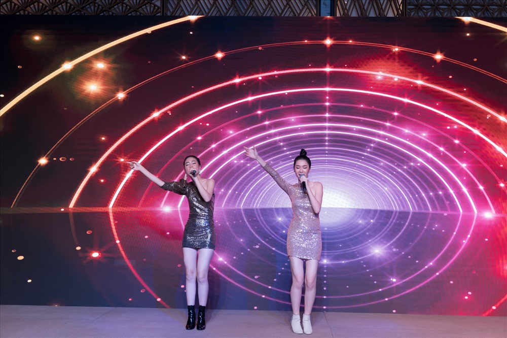 Những tiết mục văn nghệ mang đầy màu sắc của các thí sinh Hoa hậu Hoàn vũ Việt Nam 2019 khiến không khí đêm tiệc thêm phần sôi động. Ảnh: Sang Đào.