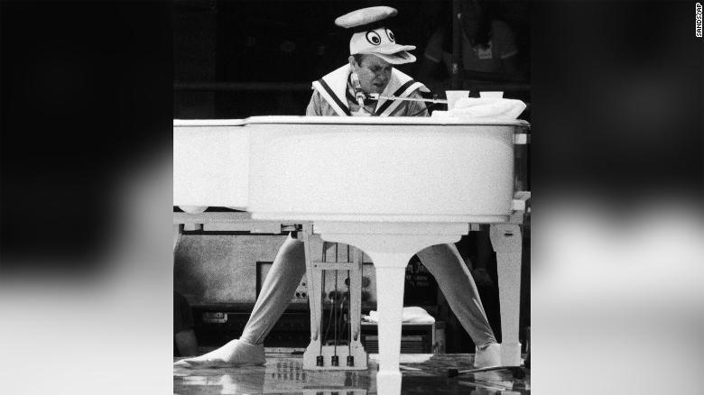Bộ đồ Vịt Donald của Elton John trong buổi biểu diễn ở Central Park, New York năm 1980