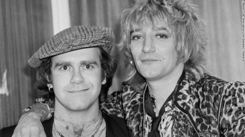 Elton John (trái) và Rod Stewart