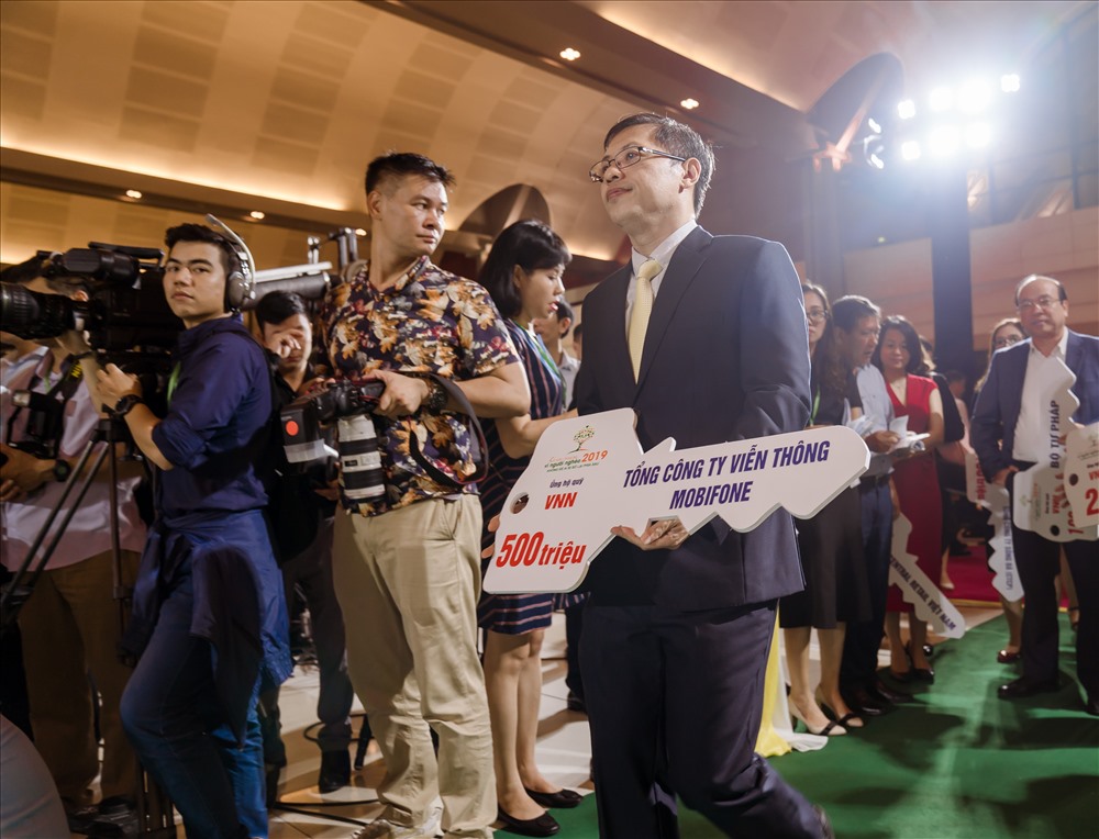 Ông Nguyễn Đình Chiến – thành viên HĐTV MobiFone, đại diện MobiFone tham dự vào trao số tiền ủng hộ chương trình.