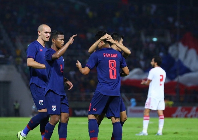 Tuyển Thái Lan đang trình diễn lối chơi ấn tượng sau trận hòa 0-0 với tuyển Việt Nam. Ảnh: FAT
