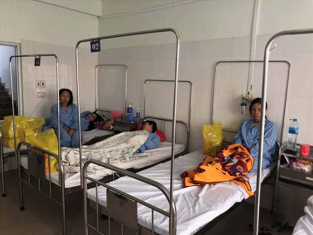 Công nhân bị ngộ độc nguyên nhân có thể do khí lạ đang điều trị tại phòng cấp cứu Bệnh viện đa khoa Sài Gòn - Hà Nội. Ảnh: Việt Lâm