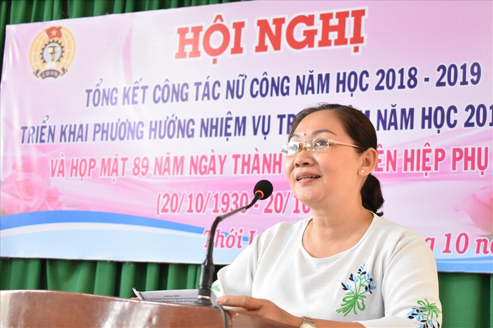 Bà Võ Thị Kim Son - Chủ tịch LĐLĐ huyện Thới Lai ôn lại truyền ngày phụ nữ Việt Nam 20.10. Ảnh: Thành Nhân