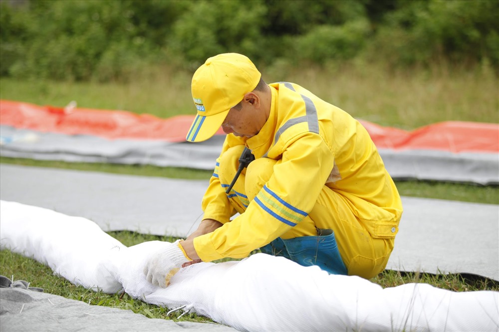 Sau hơn 1 tuần xảy ra sự cố đổ trộm dầu thải đầu nguồn nước sông Đà khiến hàng loạt hộ dân ở Hà Nội sống trong cảnh thiếu nước sinh hoạt, đến nay Công ty cổ phần đầu tư nước sạch Sông Đà đang tiến hành việc lắp lưới chặn dầu thải