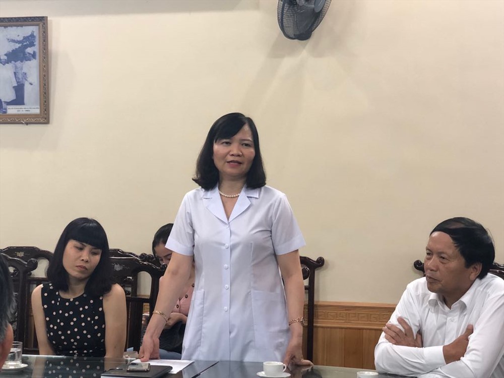 Giám đốc Sở Y tế Nam Định Bùi Thị Minh Thu báo cáo tình hình điều trị cho CNLĐ với đoàn công tác. Ảnh: V.L