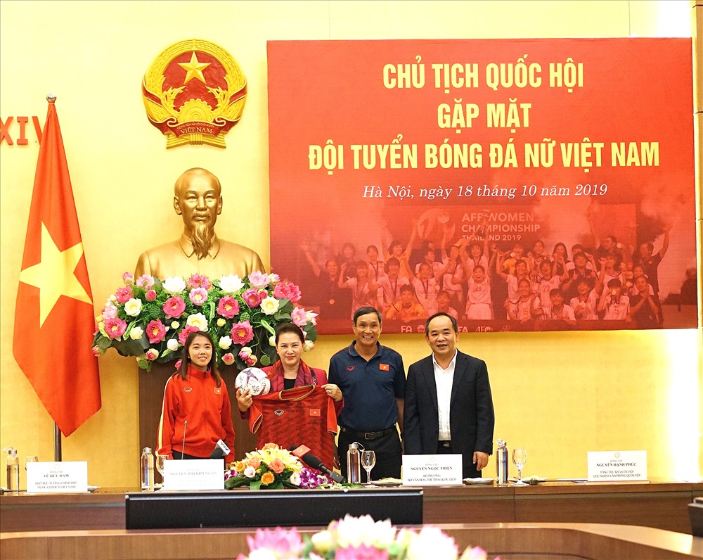 VFF và đội tuyển nữ Việt Nam trao tặng Chủ tịch quốc hội áo đấu và bóng thi đấu. Ảnh: Đăng Huỳnh