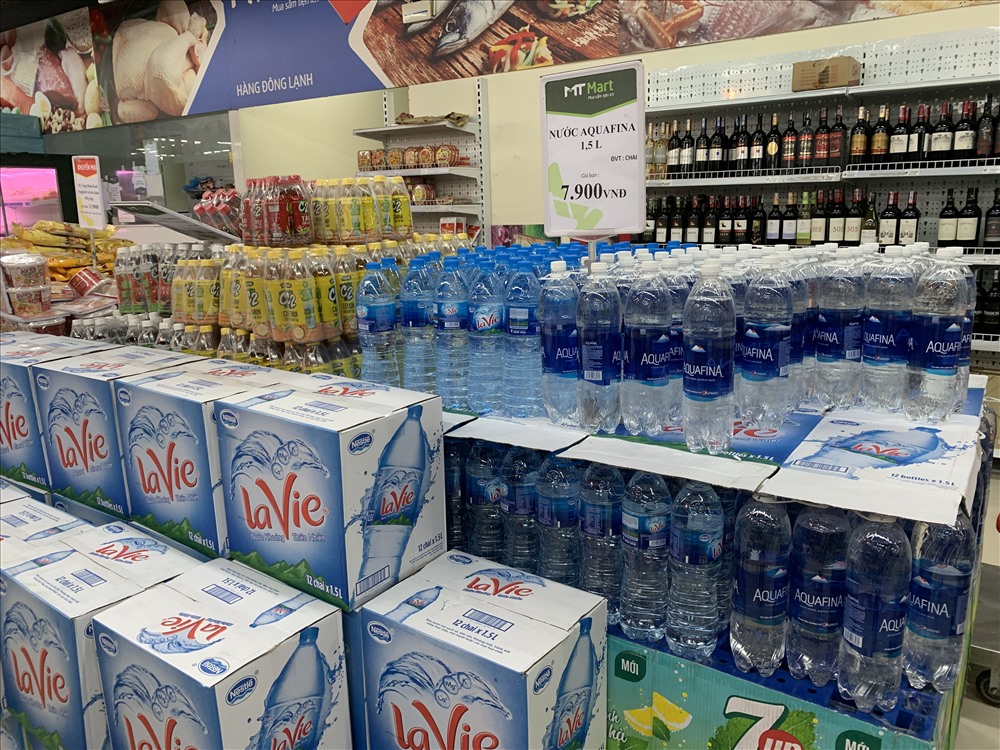 Giá nước đóng chai tại các cửa hàng và siêu thị vẫn ở mức niêm yết.