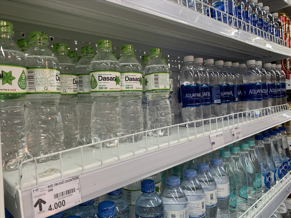Giá nước đóng chai tại các cửa hàng và siêu thị vẫn ở mức niêm yết.