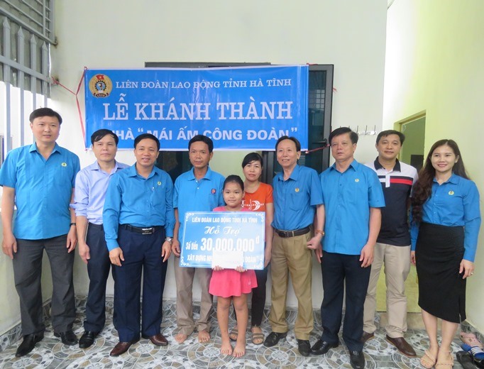 Chị Nguyễn Thị Minh - Đoàn viên Công đoàn Bệnh viện Đa Khoa tỉnh nhận hỗ trợ 30 triệu đồng từ LĐLĐ tỉnh Hà Tĩnh.