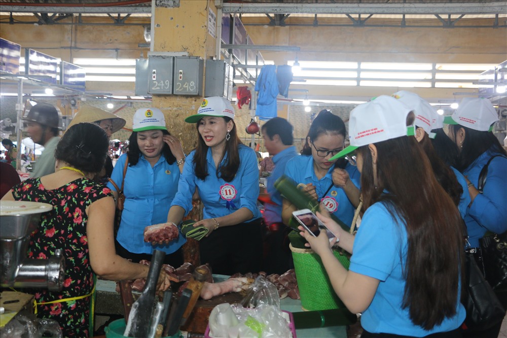 Các thí sinh tuyên truyền về hạn chế túi ni lông cho các tiểu thương tại chợ Vĩnh Hải( Nha Trang). Ảnh:M.T
