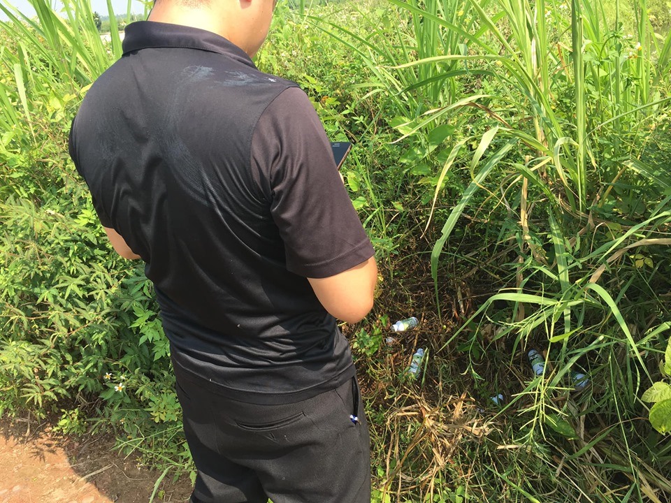 Nhiều bình thuốc “lạ” được công an tìm thấy gần ao cá của ông Phạm Hữu Luân.