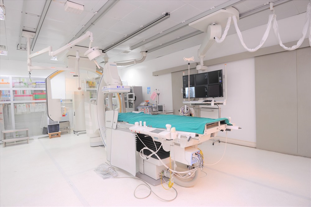Vinmec đầu tư trang bị phòng mổ Hybrid hiện đại nhất Việt Nam. Các thủ thuật chụp và can thiệp tim mạch bằng ống thông sẽ được thực hiện tại phòng Cathlab cùng các thiết bị tối tân khác.