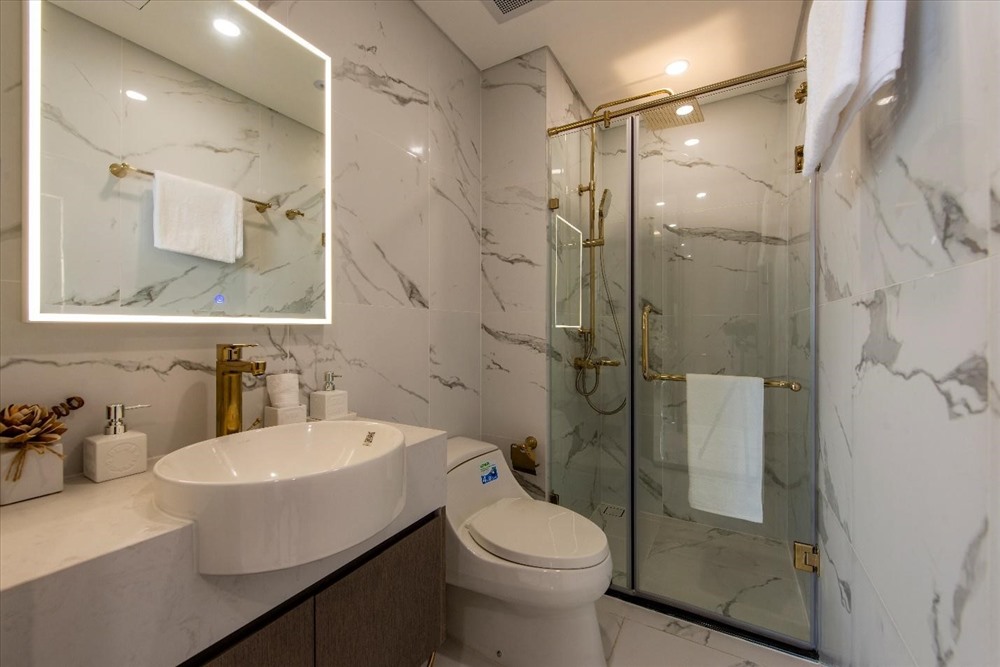 Phòng tắm tại Sunshine City Sài Gòn không thua kém bất cứ một khách sạn 5 sao nào. Toàn bộ thiết bị vệ sinh được nhập khẩu từ thương hiệu nổi tiếng châu Âu, các chi tiết mạ vàng đắt giá tạo nên chất sống vương giả.