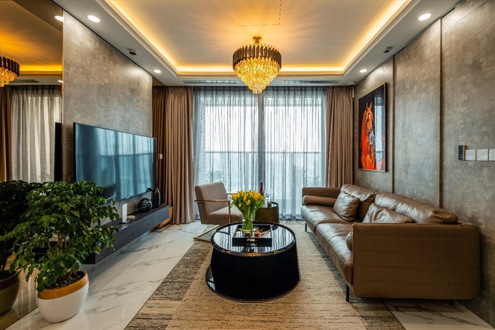 Dành nhiều tâm huyết cho Sunshine City Sài Gòn, chủ đầu tư hoàn thiện căn hộ theo những tiêu chuẩn cực kỳ khắt khe, sàng lọc các thiết bị vật tư cao cấp và chất lượng nhất. Không gian phòng khách ấm cúng, thân thiện và đầy thẩm mỹ  tạo ấn tượng với khách ghé thăm.