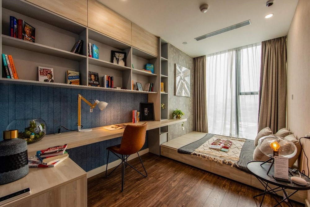 Dự án Sunshine City Sài Gòn có nhiều loại hình căn hộ với diện tích khác nhau từ 2-4 phòng ngủ để cư dân thỏa sức lựa chọn. Tất cả các phòng trong căn hộ đều có ánh sáng tự nhiên chan hòa, vừa thân thiện với môi trường, vừa tạo nguồn năng lượng sống tích cực, khoan khoái cho chủ nhân. Căn phòng ngủ này còn khéo léo kết hợp không gian làm việc khoa học và đầy cá tính