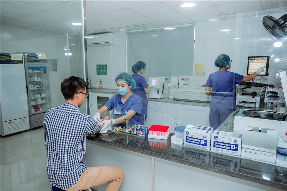 Lấy máu xét nghiệm cho bệnh nhân tại Bệnh viện Việt Bỉ. Ảnh: Lam Quân