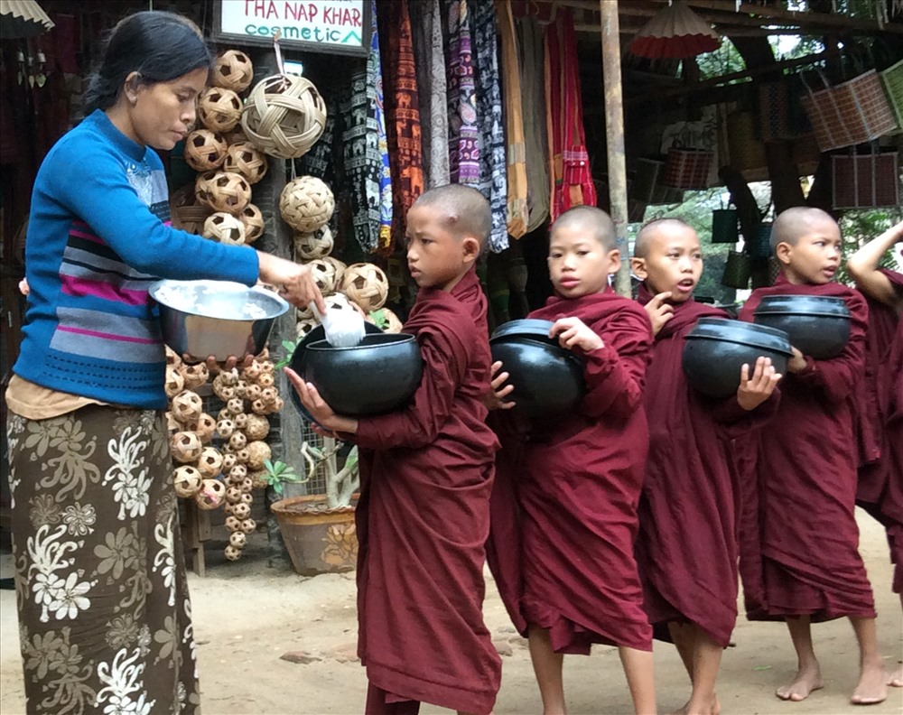 Cúng dường chùa chiền, sư sãi là tập quán của người dân Myanmar (ảnh T.H)