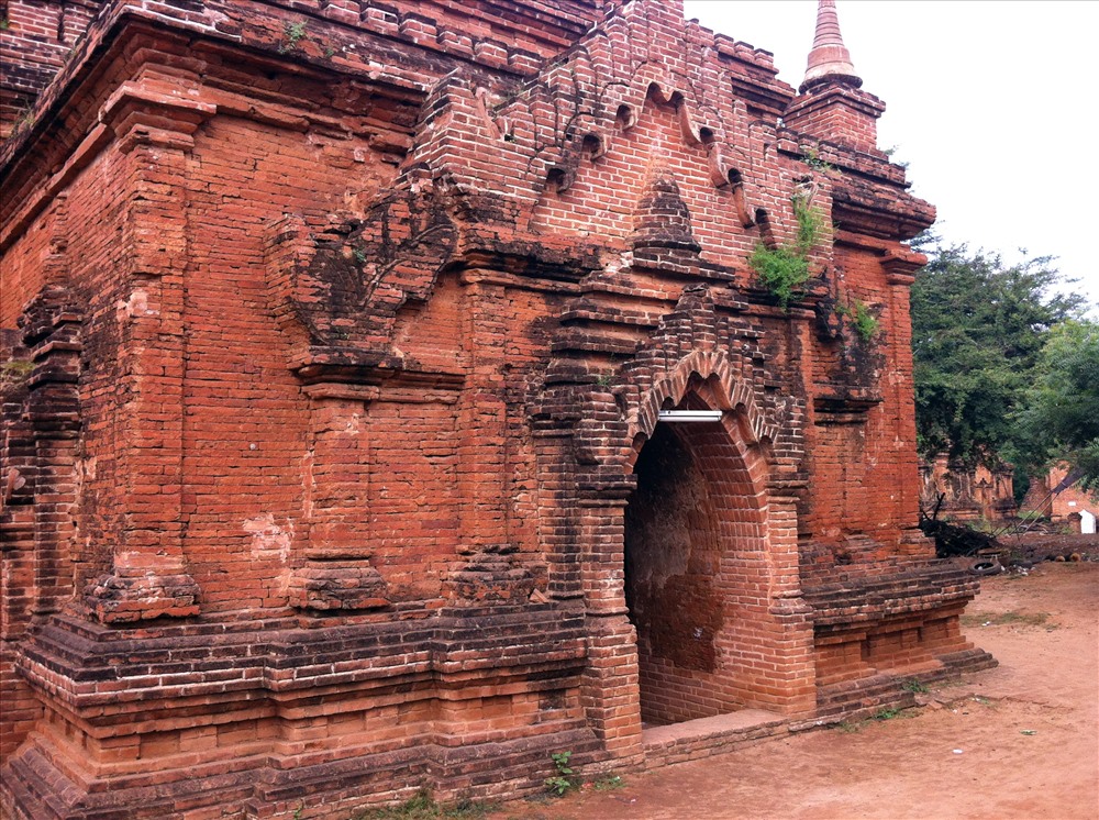 Ngọn tháp được trùng tu trả lại nguyên trạng bằng vật liệu mới. Đó là lý do UNESCO treo bằng Di sản Văn hóa thế giới của Bagan trong suốt nhiều năm. (ảnh T.H)