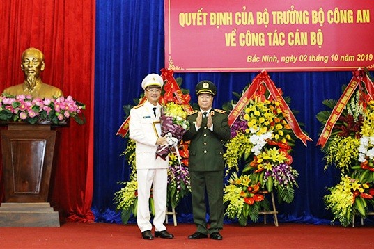 Thượng tướng Bùi Văn Nam trao quyết định cho Đại tá Phạm Thế Tùng.
