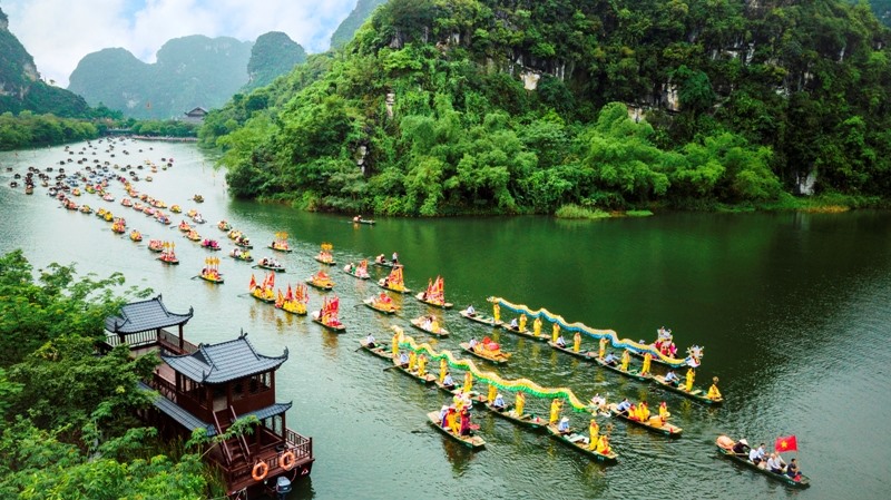 Mỗi năm có hàng triệu lượt khách du lịch trong nước và quốc tế đến Tràng An. Ảnh: NT