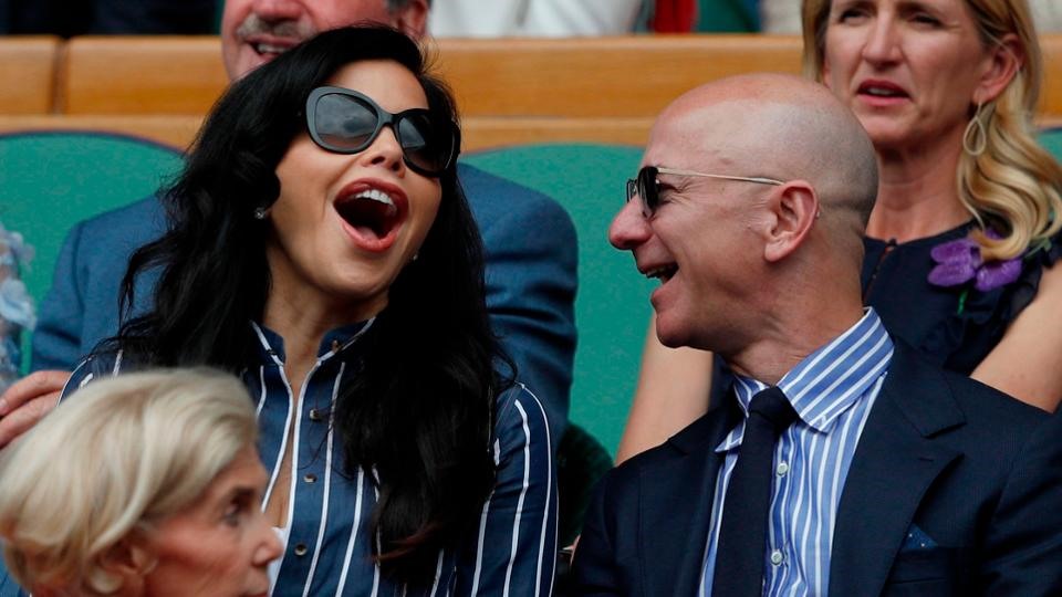 Năm 2019, CEO Amazon ly hôn vợ, tài sản giảm xuống còn 114 tỉ USD. Tính đến nay, Bezos chỉ nắm trong tay hơn 108 tỉ nhưng vẫn chưa ai vượt qua con số này. ẢNH AFP/GETTY