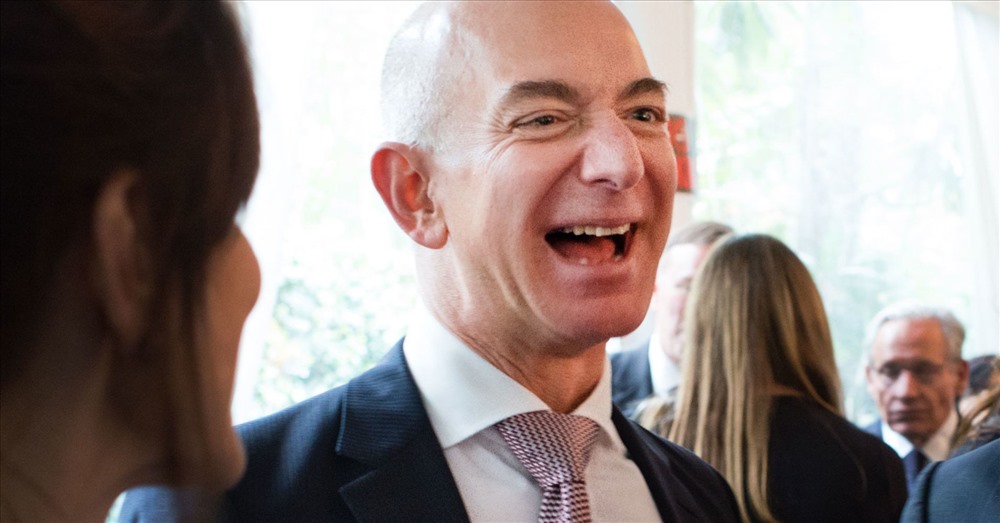 Sự giàu có của CEO Amazon Jeff Bezos lớn đến mức, theo tính toán của Business Insider, việc chi 88.000 USD cho ông tương tự như một người Mỹ trung bình chi 1 USD. Từ khi ra đời, giá cổ phiếu được điều chỉnh đã tăng hơn 84.000%. Nguồn: Sarah L. Voisin /The Washington Post/Getty Images