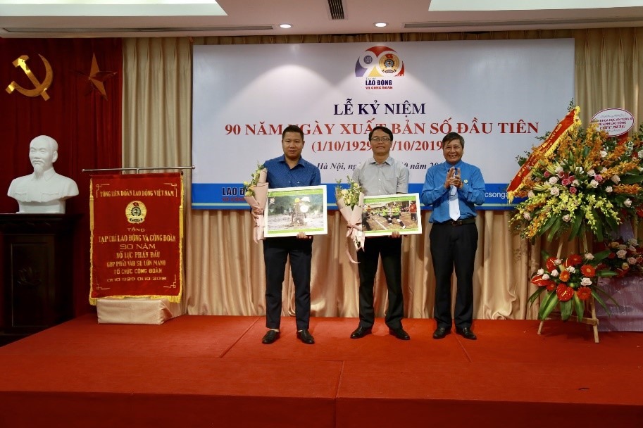 Đồng chí Trần Thanh Hải – Phó Chủ tịch Thường trực Tổng LĐLĐVN trao giải cho 2 tác giả đạt giải Nhất. Ảnh: L.Anh