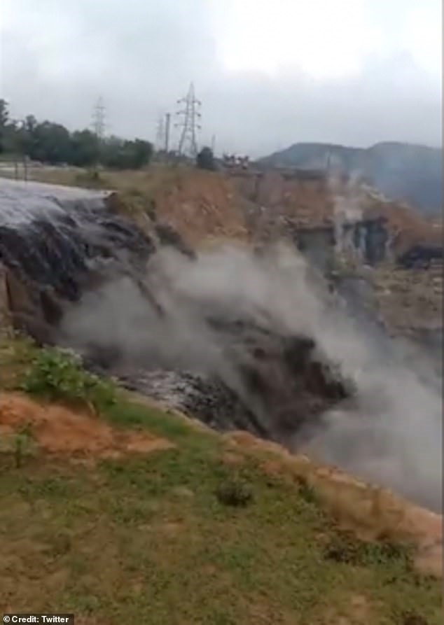 Hình ảnh nước sông chuyển dòng trút xuống mỏ than ở Ấn Độ. Ảnh: Mail.