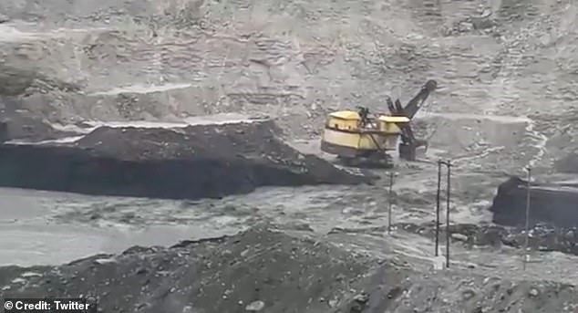 Hình ảnh nước sông chuyển dòng trút xuống mỏ than ở Ấn Độ. Ảnh: Mail.