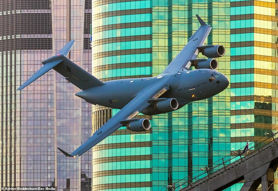 Một máy bay chở hàng C-17A Globemaster và một máy bay chiến đấu F/A-18F Super Hornet đã bay ở tầm thấp trên bầu trời Brisbane, tiếp cận các tòa nhà ở khoảng cách 90m trong sự kiện thường niên Riverfire của thành phố Queensland.