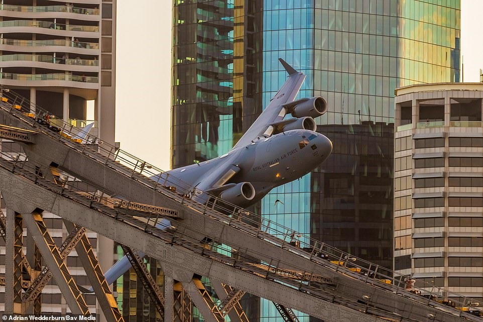 Hai máy bay do các phi đội không quân Australia đóng ở Queensland vận hành.