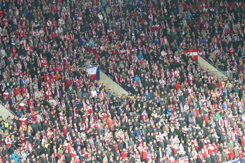 Các CĐV trên sân Eden Arena là nguồn động viên tinh thần với Slavia Praha. Ảnh: UEFA
