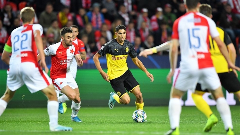 Hakimi (áo vàng đen giữa) đưa Dortmund vượt lễn trước. Ảnh: UEFA