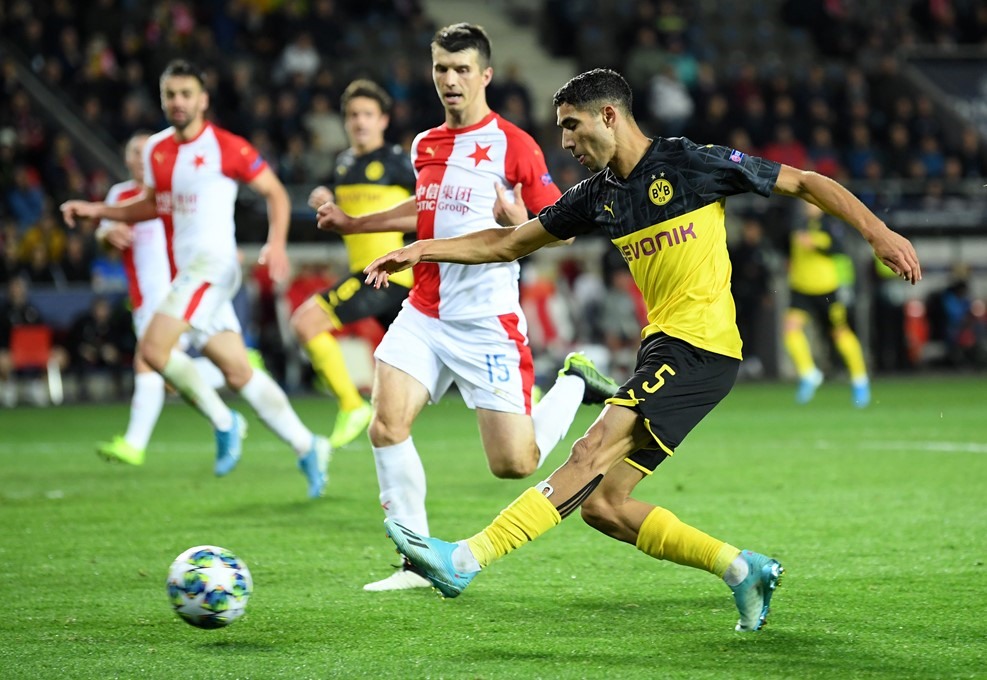 Hakimi (áo vàng đen phía trước) ấn định tỷ số 2-0 của trận đấu. Ảnh: UEFA