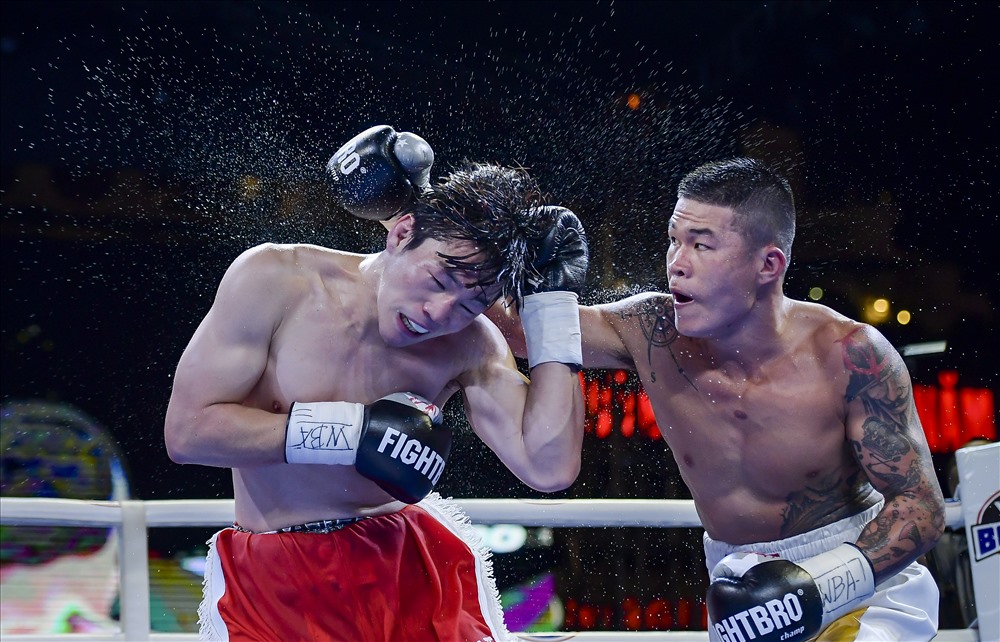 Sau hai hiệp đấu, ưu thế nghiêng hẳn về phía  võ sĩ Trương Đình Hoàng.