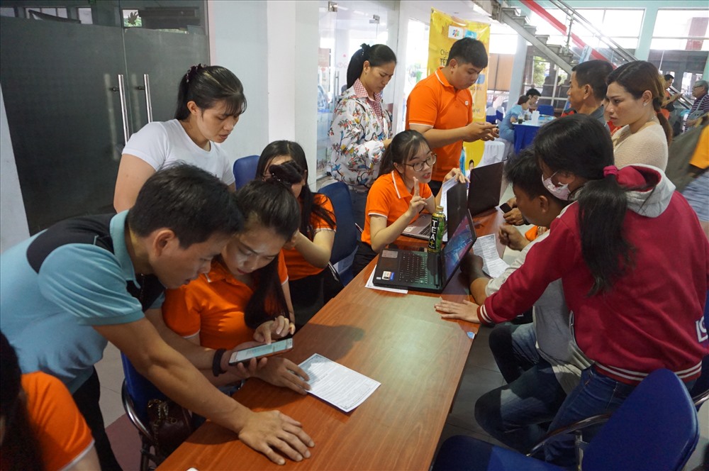 Dưới sảnh ga Sài Gòn có quầy hướng dẫn khách đặt chỗ và thanh toán vé tàu Tết 2020.  Ảnh: M.Q