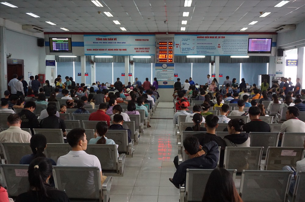 Ga Sài Gòn mở 14 cửa bán vé trực tiếp cho khách.  Ảnh: M.Q