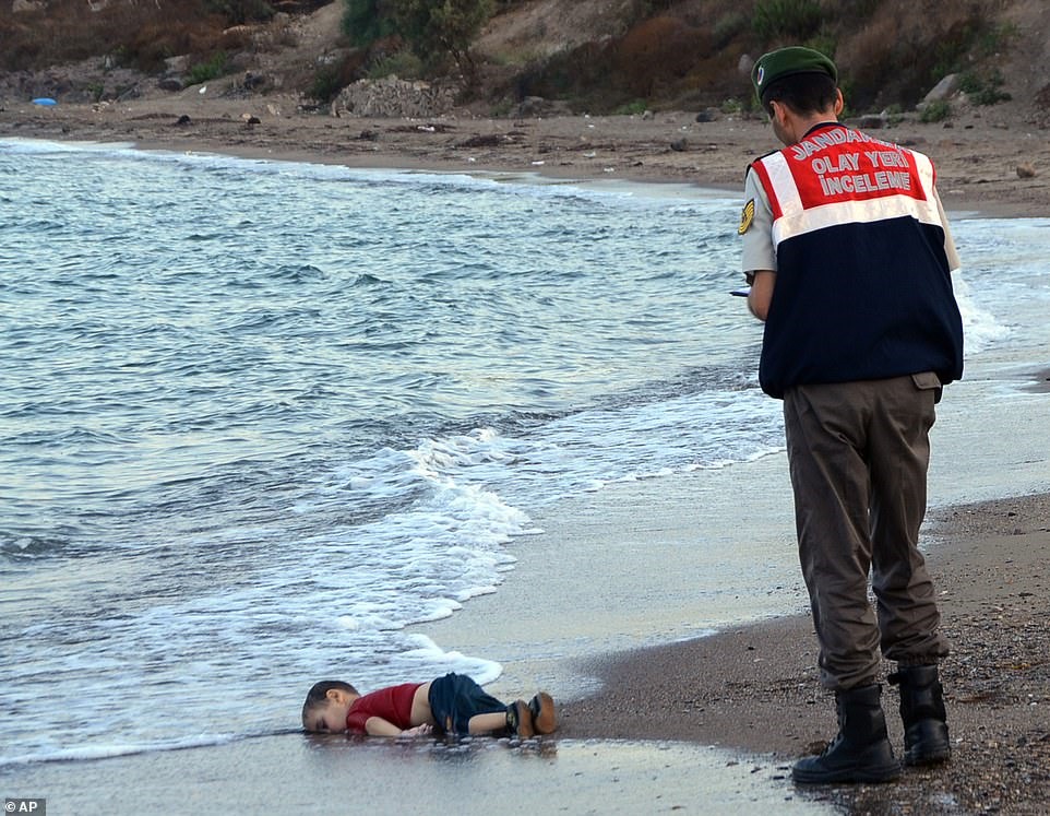 Đứng thứ hai trong danh sách với 96% bình chọn là bức ảnh thi thể một em bé người Syria bị trôi dạt vào bờ biển Thổ Nhĩ Kỳ trong làn sóng tị nạn của người Syria. Bé Aylan Kurdi, 3 tuổi, cùng gia đình đã rời khỏi Bodrum, Thổ Nhĩ Kỳ, vào ngày 2.9.2015 với hy vọng sẽ đến được đảo Kos (Hy Lạp) nhưng không may chiếc thuyền nhỏ chở gia đình em đã bị lật úp chỉ sau 30 phút bắt đầu cuộc hành trình. Ảnh: AP