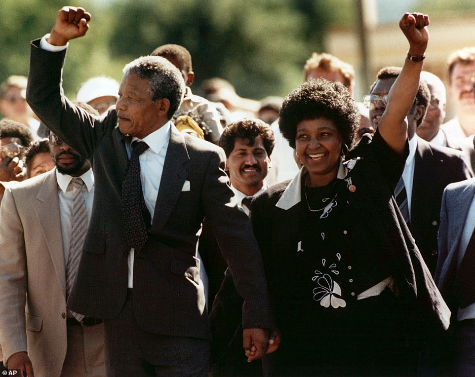 Ông Nelson Mandela siết chặt tay người vợ Winnie khi được thả ra khỏi nhà tù Victor, Cape Town vào ngày 11.2.1990 sau 27 năm bị giam giữ. Nelson Mandela là Tổng thống Nam Phi từ năm 1994 đến 1999, và là Tổng thống Nam Phi đầu tiên được bầu cử dân chủ theo phương thức phổ thông đầu phiếu. Trước khi trở thành tổng thống, Mandela là nhà hoạt động chống chủ nghĩa apartheid. Cựu Tổng thống Nam Phi qua đời vào ngày 5.12.2013 ở tuổi 95. Bức ảnh này nhận được 23 % phiếu bình chọn. Ảnh: AP