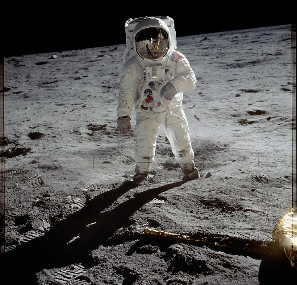 Buzz Aldrin đi bộ trên bề mặt Mặt trăng vào năm 1969. Sáng ngày 16.7.1969, các phi hành gia Neil Armstrong, Buzz Aldrin và Michael Collins đặt chân lên mặt trăng trong chuyến du hành trên tàu Apollo 11. Trong thời khắc lịch sử, Buzz Adrin và Armstrong đã đặt chân lên bề mặt Mặt trăng và dành 2 tiếng rưỡi khám phá, trong khi Michael Collins ở lại trên quỹ đạo trong Module Command. Bức ảnh của AP nhận được 23% phiếu bầu.