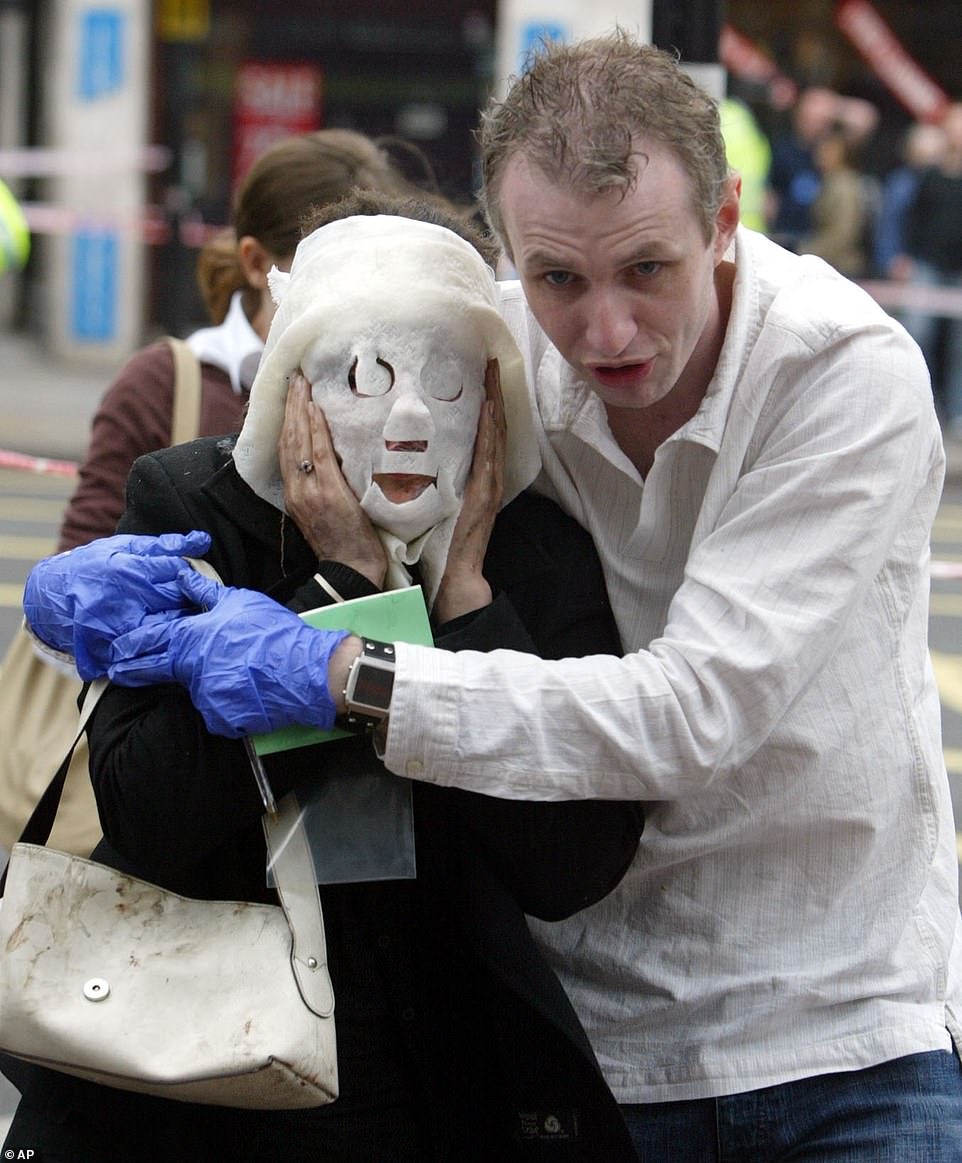Paul Dadge (phải) giúp hành khách bị thương rời khỏi ga tàu điện ngầm Edgware Road ở London sau vụ đánh bom ngày 7.7.2005. Bức ảnh này nhận được 18% phiếu bầu. Ảnh: AP