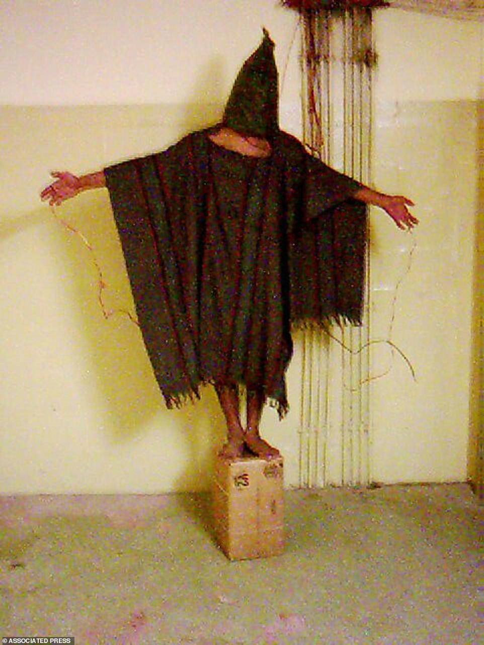 Một tù nhân không rõ danh tính đứng trên một chiếc hộp với một chiếc túi trên đầu và dây điện quanh người vào cuối năm 2003 tại nhà tù Abu Ghraib ở Baghdad, Iraq. Bức ảnh của AP nhận được 14% phiếu bầu.
