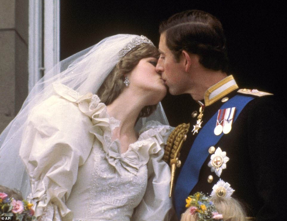 Thái tử Charles hôn cô dâu Diana Spencer, trên ban công Cung điện Buckingham ở London, sau đám cưới của họ vào ngày 29.7.1981. Cặp đôi đã phá vỡ truyền thống và xóa bỏ lời thề 'vâng lời' cổ xưa. Bức ảnh của AP nhận được 11% phiếu bầu.
