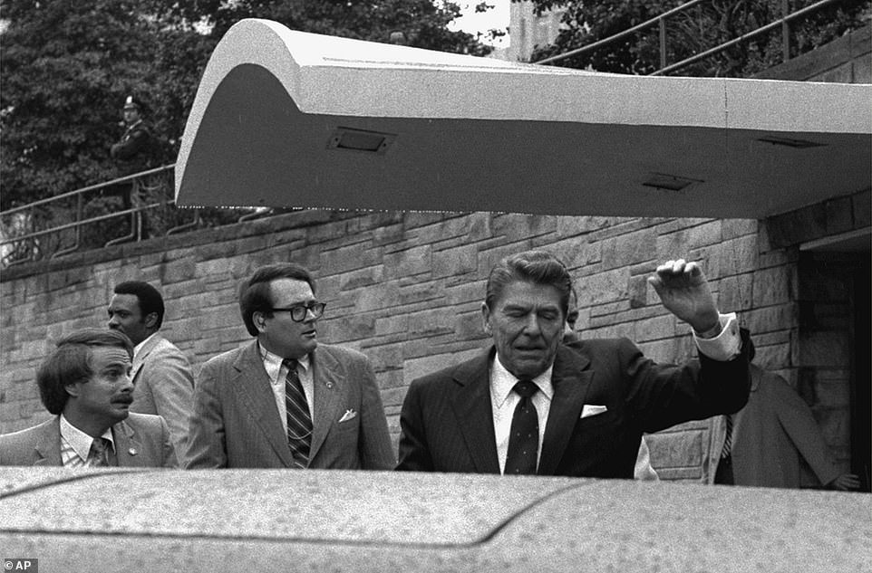 Tổng thống Mỹ Ronald Reagan nhăn mặt và giơ cánh tay trái lên khi ông bị một kẻ tấn công bắn lúc rời khách sạn Washington Hilton vào ngày 30.3.1981. Tổng thống thoát chết trong vụ ám sát. Bức ảnh của AP nhận được 8% phiếu bầu.