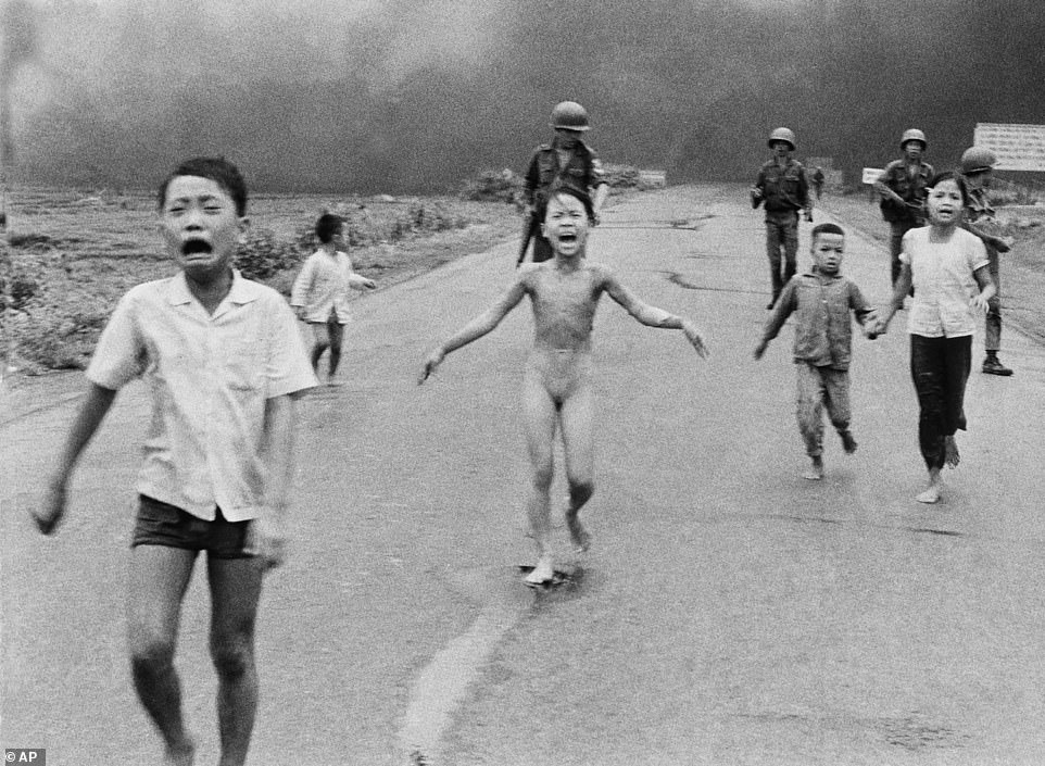 Cuộc khảo sát “Những bức ảnh thay đổi thế giới” được kênh truyền hình History của Anh thực hiện. Bức ảnh “Em bé Napalm” nhận được 37% bình chọn của công chúng Anh, đứng đầu danh sách. Bức ảnh nổi tiếng do nhiếp ảnh gia Nick Út của hãng thông tấn AP chụp, đã gây rúng động thế giới khi được công bố vào năm 1972. Bức ảnh được ghi nhận là đã có sức ảnh hưởng lớn, giúp chấm dứt cuộc chiến tại Việt Nam. Ảnh: AP