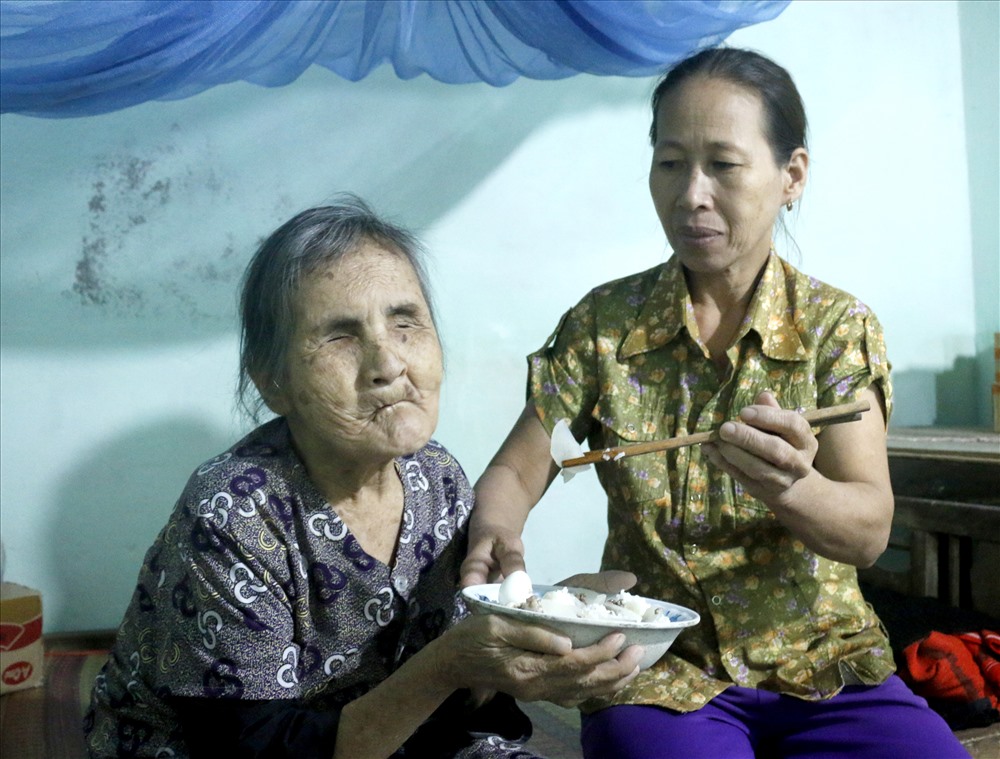 Gần 5 năm bà Thu vẫn chăm sóc cụ Mịch như chín mẹ của mình. Ảnh: Thanh Chung