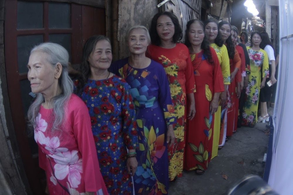 Mặc trên mình những chiếc áo dài, những người phụ nữ xóm nghèo hồi hộp chờ đợi đến phần trình diễn của mình.