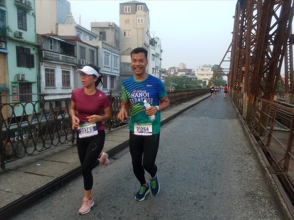 Các runner thích thú chạy trên cầu thế kỷ Long Biên